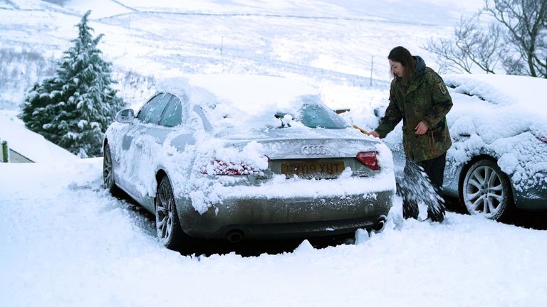 De fortes chutes de neige pendant la nuit sont tombées dans certaines parties de l'Angleterre, y compris à Carrshield dans le Penninesand et les prévisionnistes disent que d'autres pourraient être en route.
