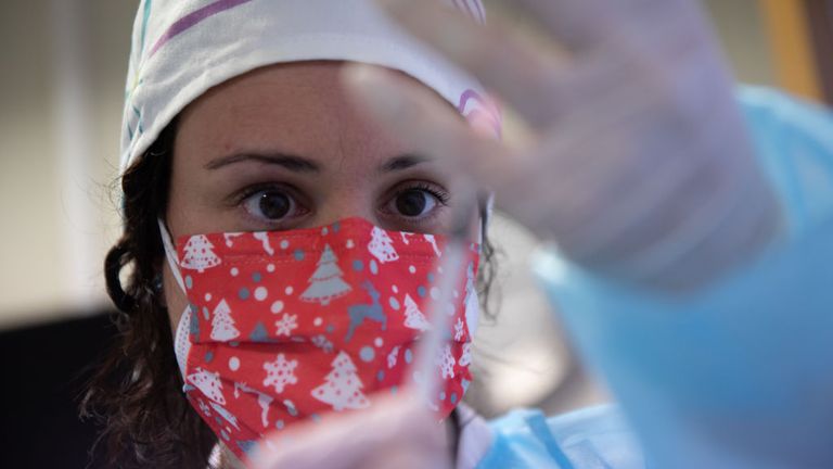 Les vaccinations ont commencé dimanche en Espagne, mais le pays est maintenant confronté à des retards de livraison