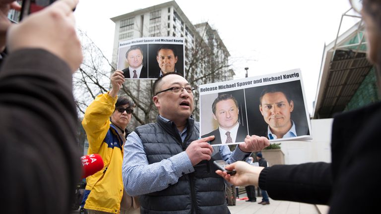 Louis Huang de Vancouver Freedom and Democracy for China tient des photos des deux Canadiens Michael Spavor et Michael Kovrig en 2019