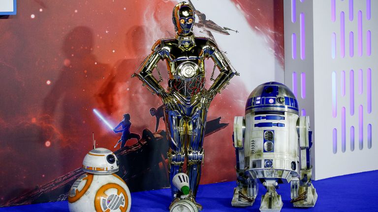 Les personnages de Star Wars R2-D2 et C3PO (à droite et au centre) recevront une série dérivée