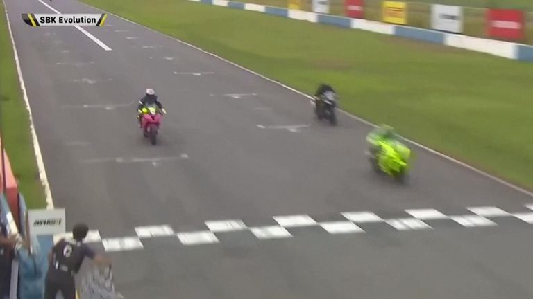 André Verissimo (à gauche) a été battu jusqu'à la ligne.  Photo: Superbike Brésil
