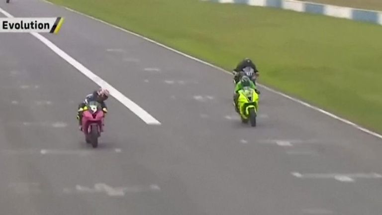 Après avoir célébré sa «victoire», Verissimo a réalisé que d'autres coureurs rattrapaient leur retard.  Photo: Superbike Brésil