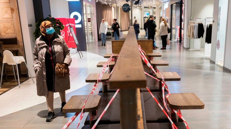 Des bancs sont scotchés au centre commercial Granbystaden à Uppsala, Suède