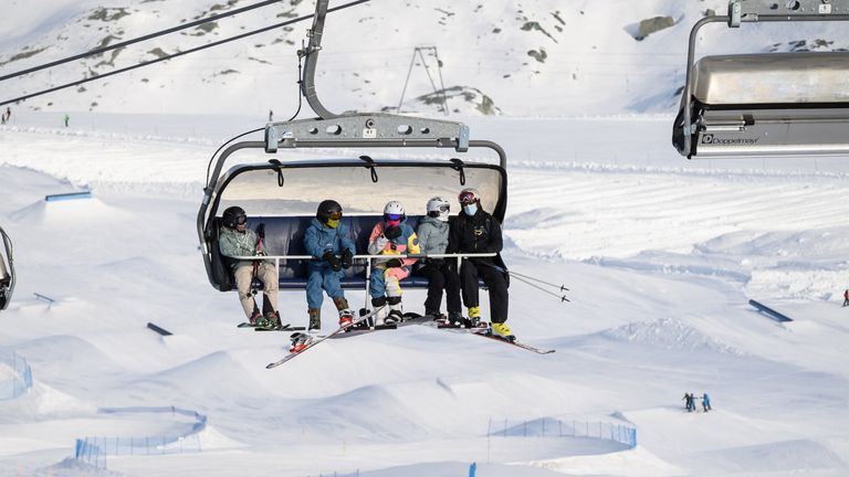 Des skieurs, certains portant des masques protecteurs contre la propagation du Covid-10 (nouveau coronavirus), montent dans un téléski avant de dévaler les pistes au-dessus de la station de ski de Zermatt dans les Alpes suisses le 28 novembre 2020. - Alors que les pays de l'UE débattent d'un Interdiction à l'échelle du bloc des vacances de ski pour lutter contre les infections à coronavirus, les amateurs de descente pourraient être tentés de se diriger vers la Suisse non membre, où la saison hivernale est bien engagée. 
