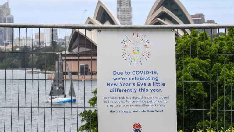   Des panneaux d'avertissement sont affichés sur les clôtures de sécurité avant le feu d'artifice de cette année