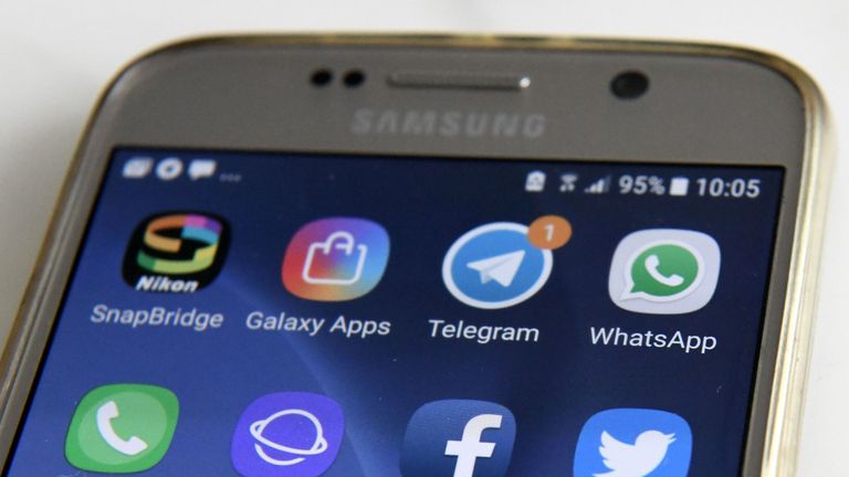Cette illustration photo prise le 22 mars 2018 montre des applications pour Facebook, Instagram, Twitter et autres réseaux sociaux sur un smartphone à Singapour.  (Photo de Roslan RAHMAN / AFP) (Le crédit photo doit se lire ROSLAN RAHMAN / AFP / Getty Images)
