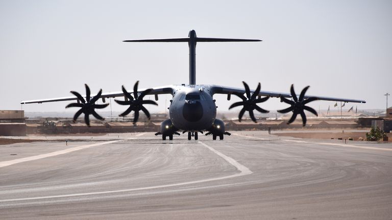 Trois cents soldats britanniques du Light Dragoons et du Royal Anglian Regiment arrivent au Mali pour une tournée de maintien de la paix des Nations Unies.  Crédit photo: Ministère de la défense