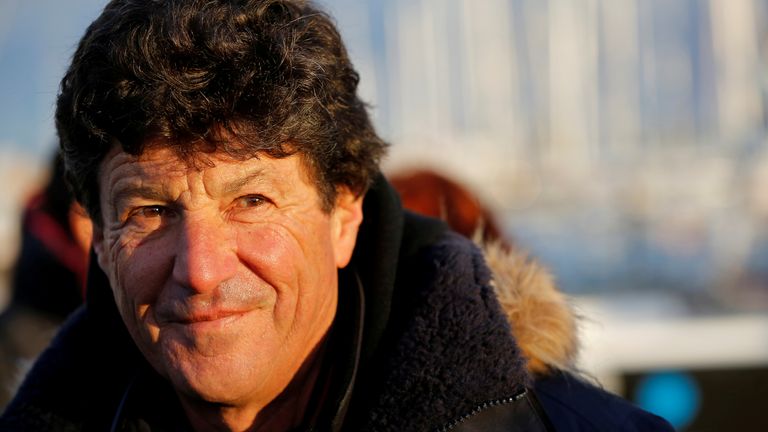 Le skipper Jean Le Cam de France regarde juste avant de quitter Les Sables d'Olonne, sur la côte atlantique de la France, pour prendre le départ de la course à la voile du Vendée Globe