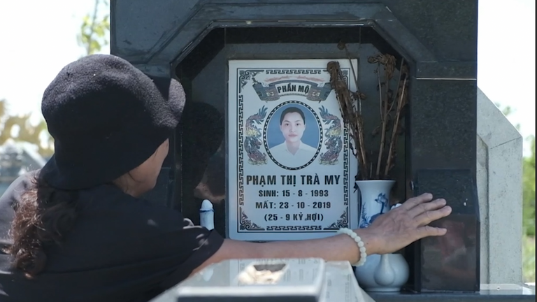 Nguyen Thi Phong visite la tombe de sa fille
