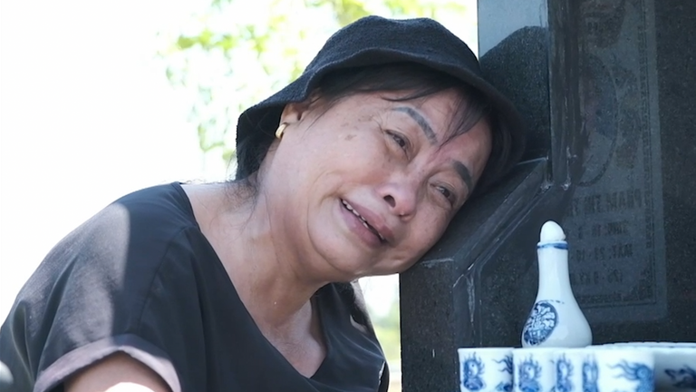Nguyen Thi Phong visite la tombe de sa fille Pham Thi Tra My
