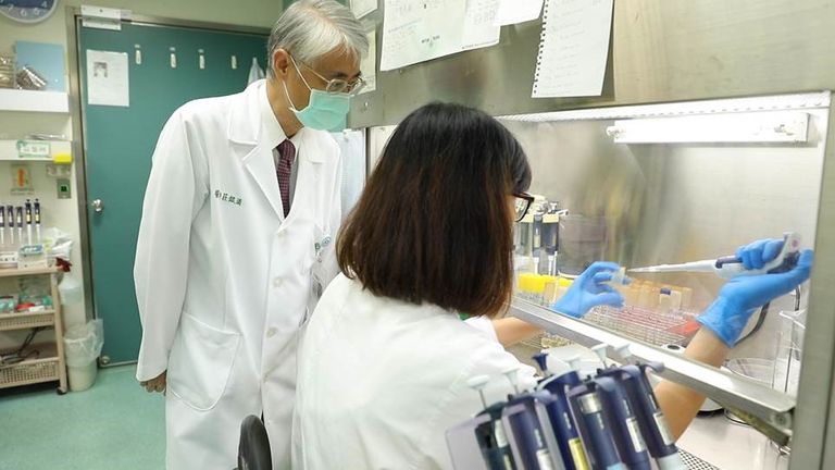 Le professeur Chuang Yin-ching qui a averti le monde du virus de Wuhan - photos envoyées par Tom Cheshire