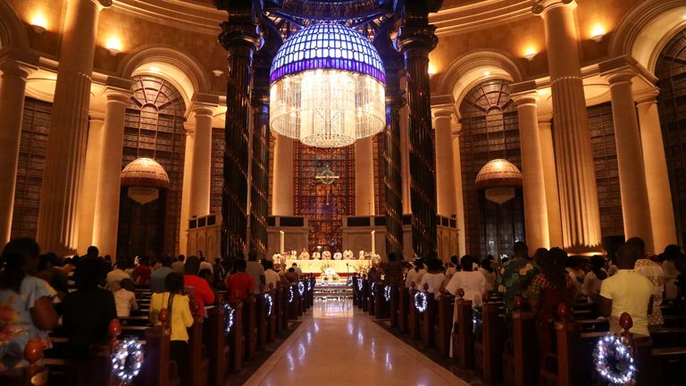 Les fidèles assistent à la célébration de Noël à la Basilique Notre Dame de Yamoussoukro, Côte d'Ivoire, le 24 décembre 2020. Photo prise le 24 décembre 2020. REUTERS / Luc Gnago