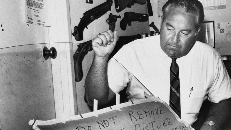 Un capitaine de police inspecte la portière d'une voiture appartenant à une victime de Zodiac Killer en 1969