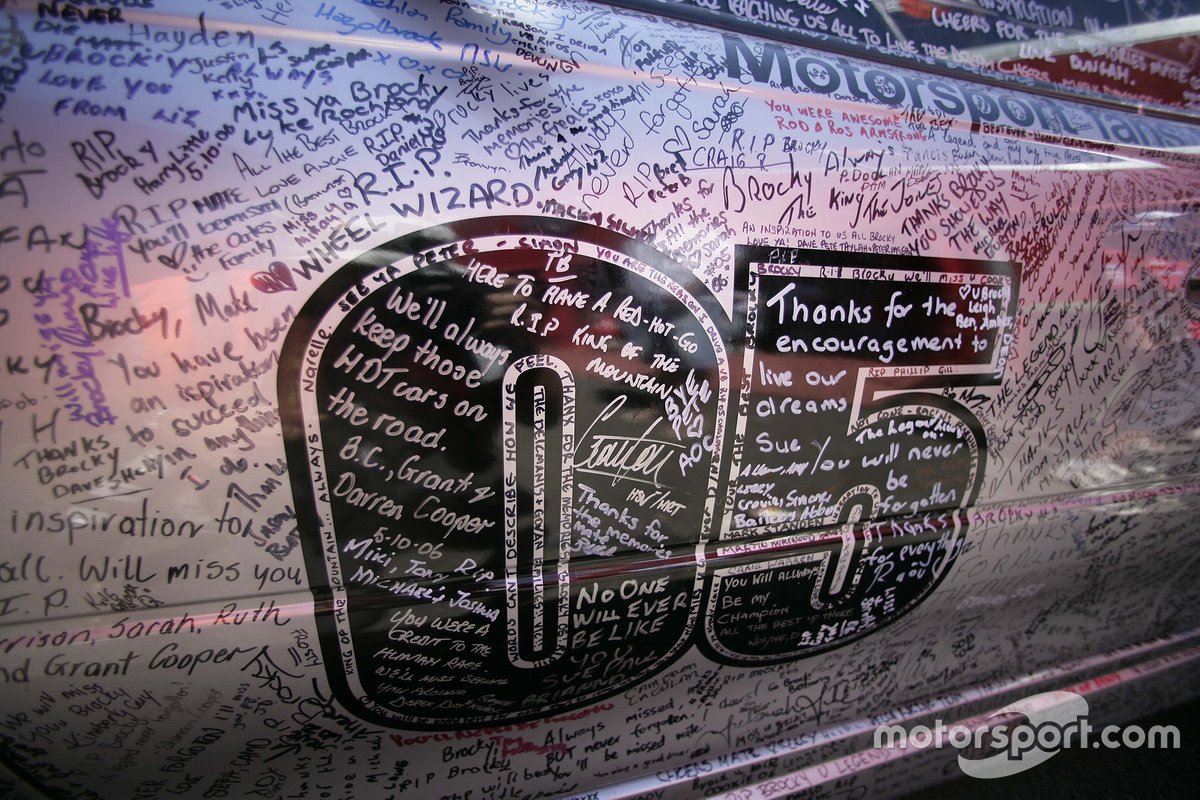 Les fans de V8 Supercar rendent hommage à Peter Brock en signant un HSV Holden