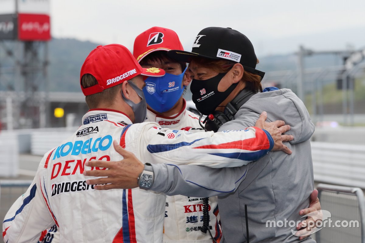 Yuichi Nakayama, Heikki Kovalainen, Juichi Wakisaka, directeur d'équipe （# 39 DENSO KOBELCO SARD GR Supra）