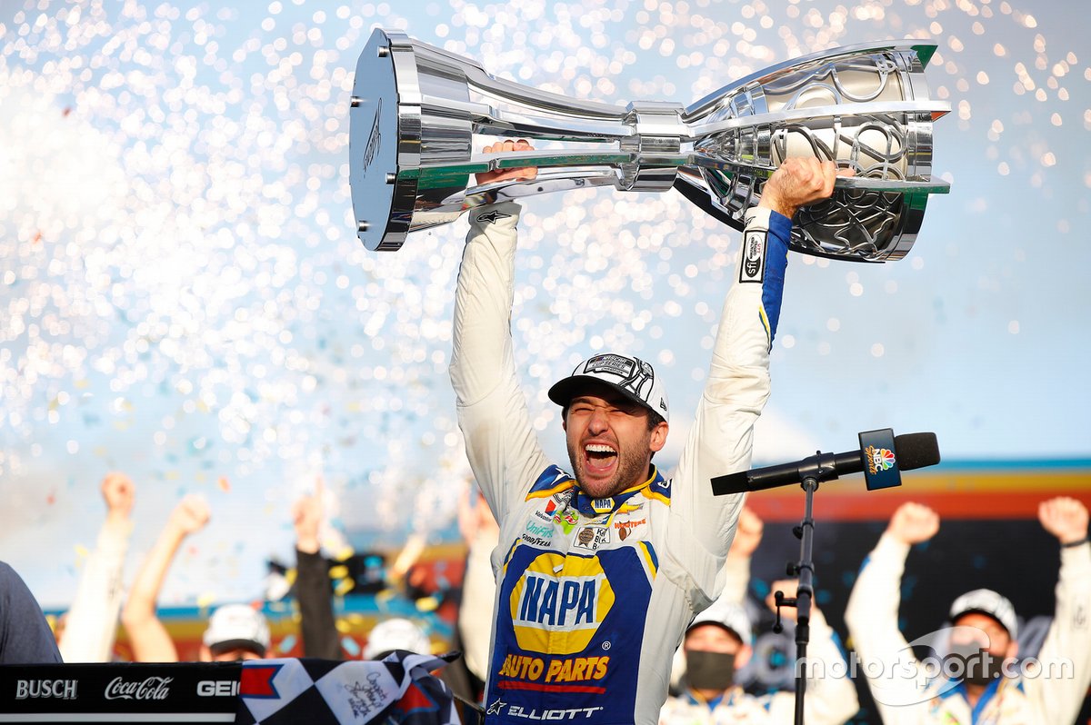 Chase Elliott, Hendrick Motorsports, Chevrolet Camaro NAPA Auto Parts, célèbre après avoir remporté le championnat Nascar Cup Series 2020