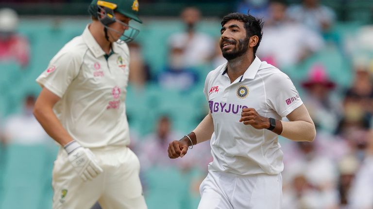 Jasprit Bumrah, à droite, célèbre après avoir limogé l'Australien Cameron Green, lors de la deuxième journée du match à Sydney