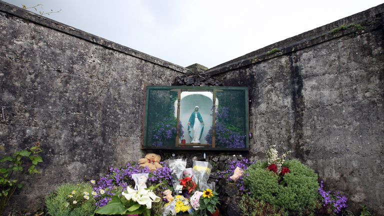 Un sanctuaire à Tuam, à la mémoire de centaines d'enfants qui auraient été enterrés sur le site