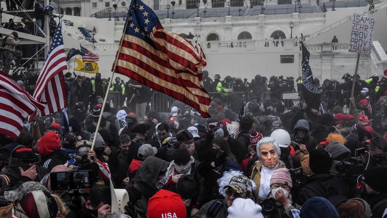 Les partisans du président américain Donald Trump affrontent la police lors d'un 