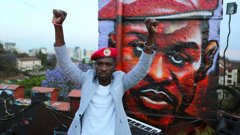 Le béret rouge de marque Bobi Wine est devenu un symbole de l'opposition au président de longue date Yoweri Museveni.                                                                  