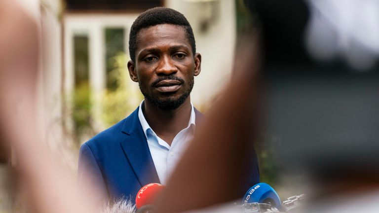 Le principal challenger de l'opposition ougandaise, Bobi Wine, donne une conférence de presse à l'extérieur de Kampala, en Ouganda, le vendredi 15 janvier 2021, un jour après que les Ougandais se soient rendus aux urnes.  (Photo AP / Jerome Delay)