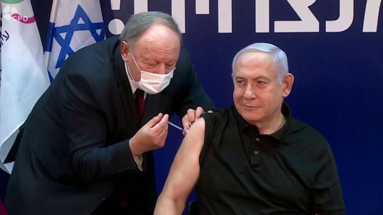 Le Premier ministre israélien Benjamin Netanyahu reçoit sa vaccination