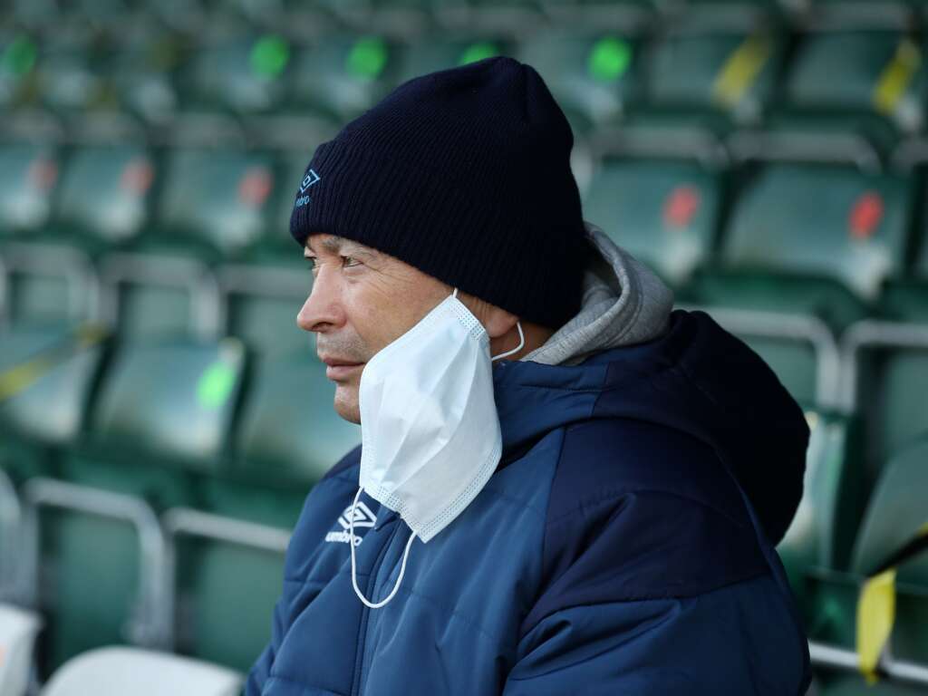 L’entraîneur-chef de l’Angleterre, Eddie Jones, s’auto-isole après que l’assistant a été testé positif au coronavirus
