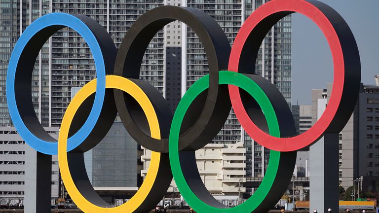 Le symbole olympique est réinstallé après avoir été démonté pour maintenance avant les Jeux olympiques de Tokyo 2020 reportés dans la section Odaiba le mardi 1er décembre 2020 à Tokyo.  (Photo AP / Eugene Hoshiko)                                                                                      