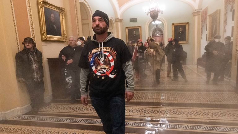 La fumée remplit la passerelle devant la salle du Sénat alors que les partisans du président Donald Trump sont confrontés à des agents de la police du Capitole américain à l'intérieur du Capitole, mercredi 6 janvier 2021 à Washington.  (Photo AP / Manuel Balce Ceneta)