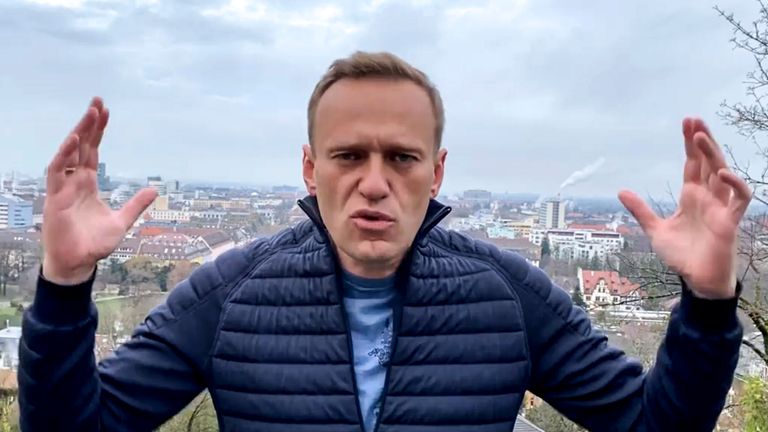 Le politicien d'opposition russe Alexei Navalny fait des gestes dans une vidéo publiée sur son compte Instagram