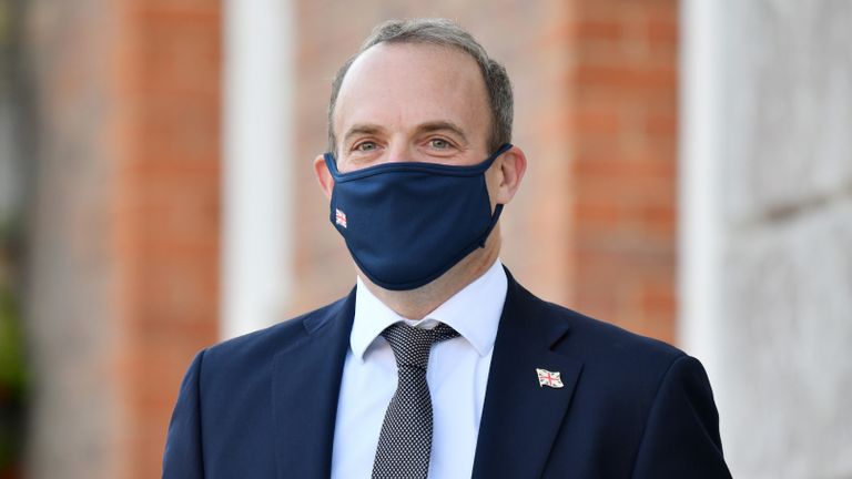 Le secrétaire aux Affaires étrangères, Dominic Raab, portant un masque, attend que les ministres des Affaires étrangères français et allemand arrivent pour une réunion des ministres de l'E3 à Chevening House à Sevenoaks, Kent.