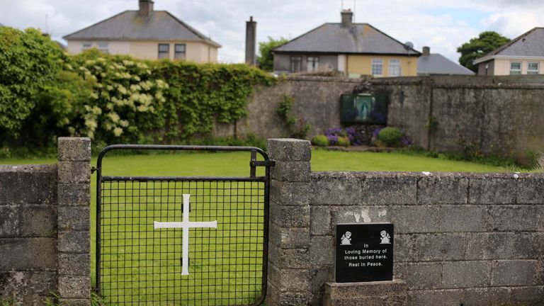 L'entrée de ce que l'on pense être le site d'une fosse commune à Tuam. 