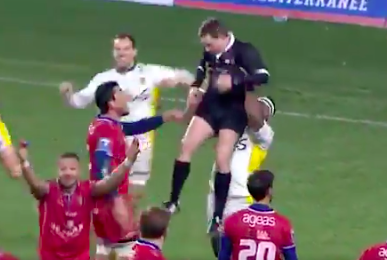 Un joueur de rugby expulsé pour avoir soulevé un arbitre au-dessus de sa tête pour célébrer