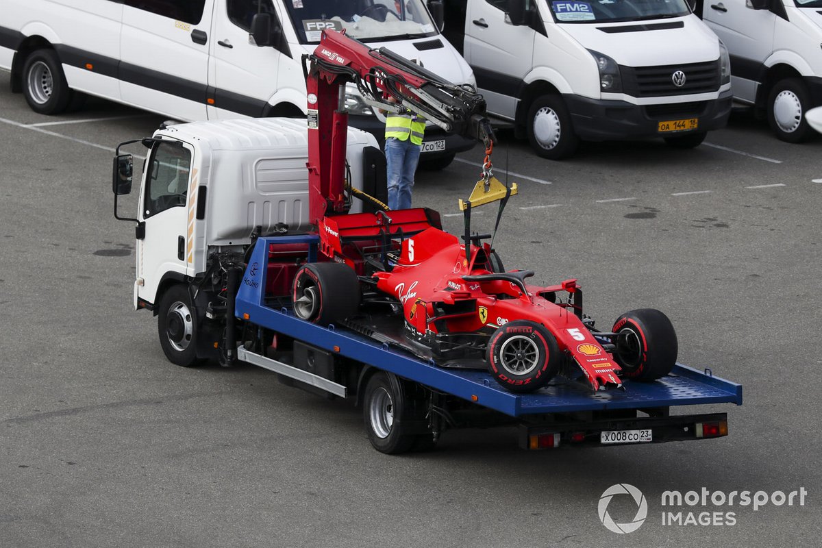 Voiture de Sebastian Vettel, la Ferrari SF1000 est restituée après une chute en qualifications