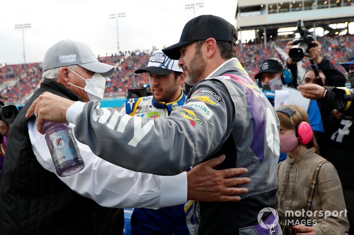 Chase Elliott, Hendrick Motorsports, Chevrolet Camaro NAPA Auto Parts, célèbre après avoir remporté le championnat de la Coupe Nascar 2020, Rick Hendrick, Jimmie Johnson