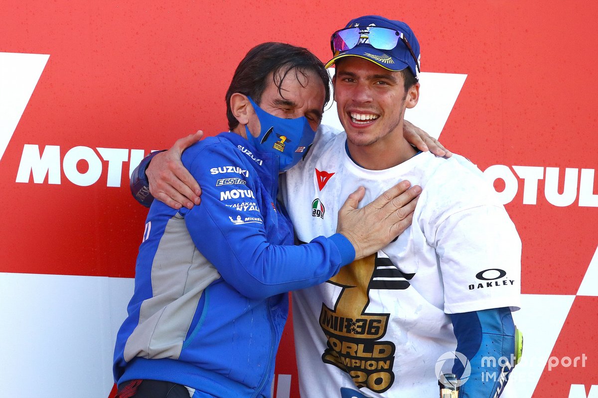 Davide Brivio et Joan Mir célèbrent le championnat du monde MotoGP de Suzuki