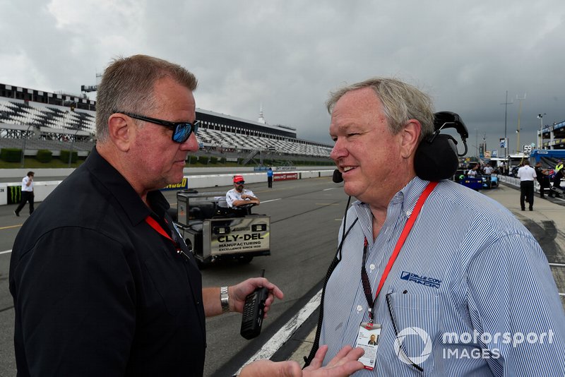 Dale Coyne (à droite) avec le président d'IndyCar, Jay Frye. 