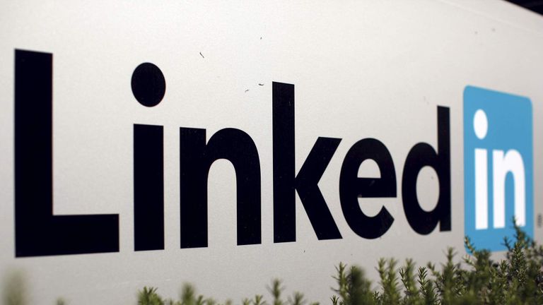 Le logo de LinkedIn Corporation, un site Web de réseautage social destiné aux personnes exerçant des professions libérales, est affiché dans Mountain View