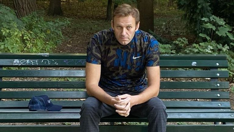 Alexei Navalny est assis sur un banc de parc à Berlin, après avoir obtenu son congé de l'hôpital.  Pic: @navalny