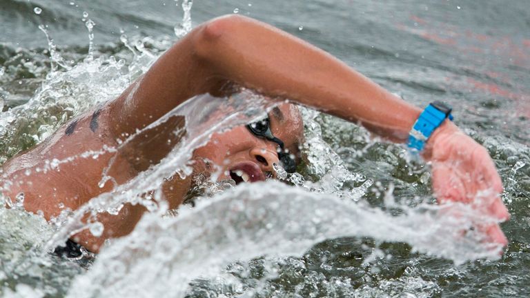 La Britannique Alice Dearing participe à la compétition féminine de natation en eau libre 5 km aux Championnats d'Europe de natation LEN à Berlin, en Allemagne, le jeudi 14 août 2014 (Crédit: AP Photo / Gero Breloer)