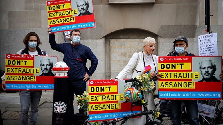 Des manifestants protestaient devant l'Old Bailey en septembre