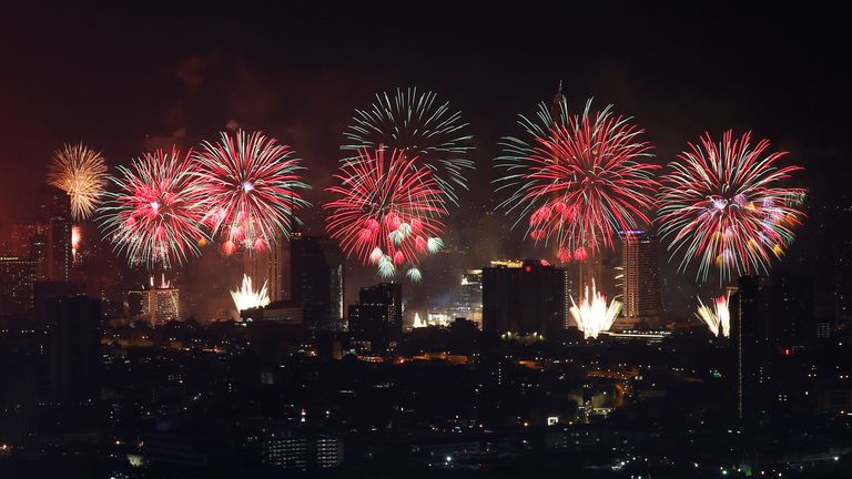 Célébrations du Nouvel An à Bangkok Des feux d'artifice explosent le soir du Nouvel An lors de l'épidémie de coronavirus (COVID-19), à Bangkok, en Thaïlande, le 1er janvier 2021. REUTERS / Soe Zeya Tun