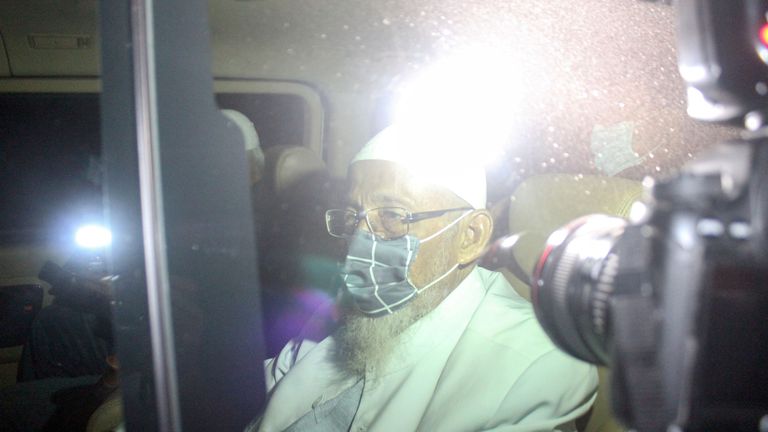 Abu Bakar Bashir est vu à l'intérieur d'une voiture alors qu'il est libéré de prison à Bogor Abu Bakar Bashir, le religieux musulman radical et présumé cerveau des attentats de Bali de 2002, est vu à l'intérieur d'une voiture alors qu'il est libéré après avoir été emprisonné pendant 15 ans, à Prison de Gunung Sindur à Bogor, province de Java occidental, Indonésie, 8 janvier 2021, sur cette photo prise par Antara Foto.  Antara Foto / Yulius Satria Wijaya / via REUTERS ATTENTION AUX RÉDACTEURS - CETTE IMAGE A ÉTÉ FOURNIE PAR UN TIERS.  CRÉDIT OBLIGATOIRE.  INDONÉSIE OUT.