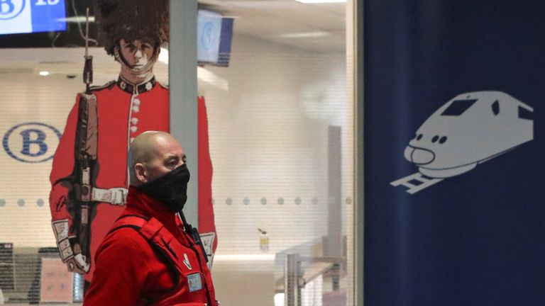 Des coupures dans les trains Eurostar Bruxelles-Londres peuvent aider, selon M. Van Ranst