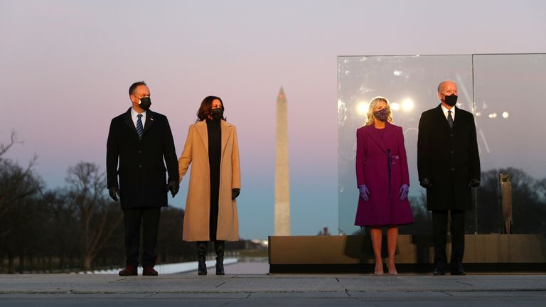 Joe Biden et Kamala Harris et leurs conjoints ont assisté mardi à un événement commémoratif COVID