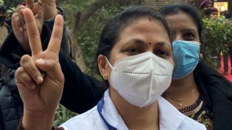 Biji Tony a été la première infirmière à être vaccinée à l'hôpital Lok Nayak Jai Prakash de Delhi