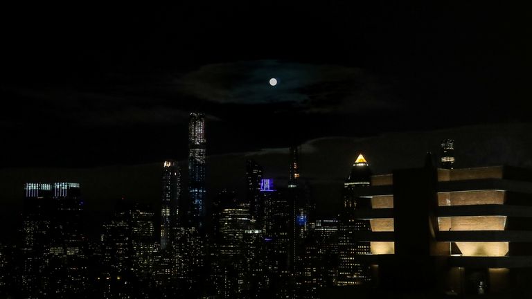 La pleine lune est vue avant une éclipse lunaire totale, connue sous le nom de 
