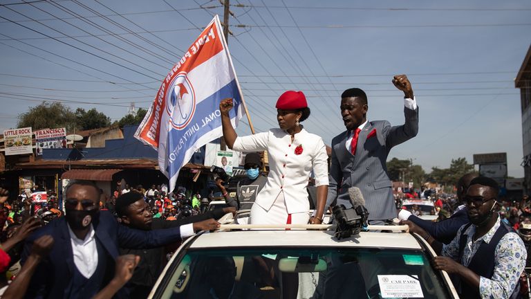 KAMPALA, OUGANDA - 03 NOVEMBRE: Bobi Wine défile dans les rues à travers des foules de supporters le 3 novembre 2020 à Kampala, en Ouganda.  Le chanteur populaire Robert Kyagulanyi Ssentamu, mieux connu sous son nom de scène de SE Bobi Wine, doit comparaître ce matin devant la Commission électorale indépendante pour être nominé contre le président sortant Yoweri Museveni lors des prochaines élections présidentielles en Ouganda.  Il rejoindra le candidat deux anciens généraux militaires, Mugisha Muntu et Henry Tumuku