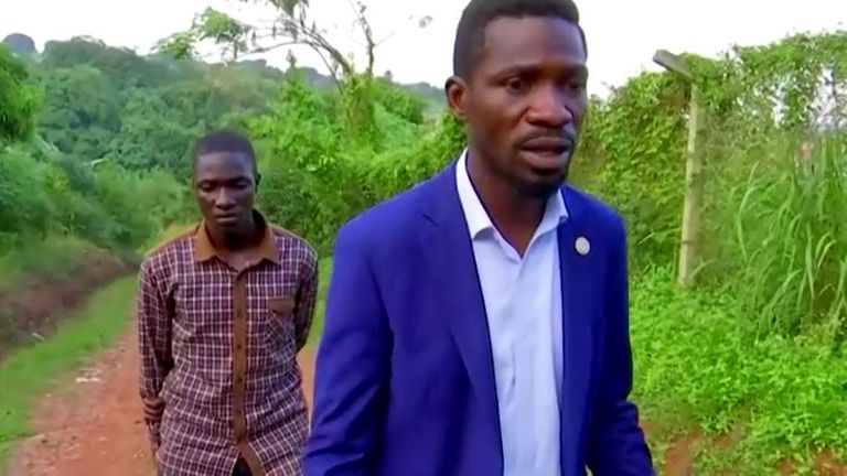 Bobi Wine avec l'agent de sécurité qu'il prétend avoir été attaqué