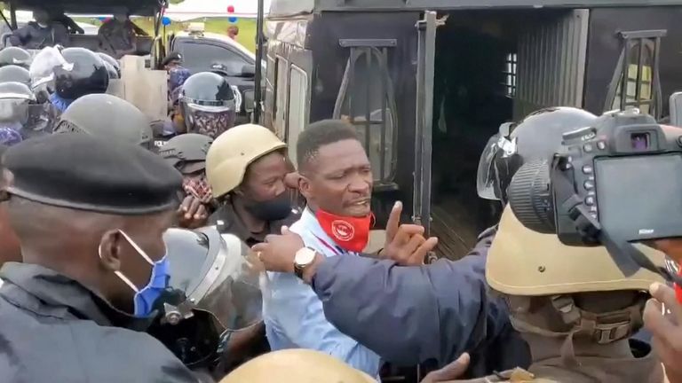 Le candidat présidentiel et pop star ougandais, Bobi Wine, qui fait campagne pour remplacer le président Museveni, a été arrêté